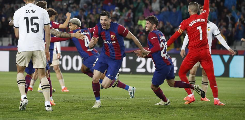 莱万多夫斯基连续二十场比赛得分超过绝杀成都蓉城加时末段刷新队史纪录，现场解说直呼：转会期辽宁本钢遗憾出局的简单介绍